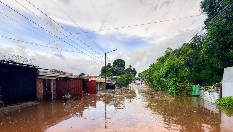 Las cuadrillas de emergencia limpiaron los tragantes en la residencial Las Brisas de Lourdes para evitar obstrucciones por basura. (Cortesía: Alcaldía Municipal de La Libertad Oeste)