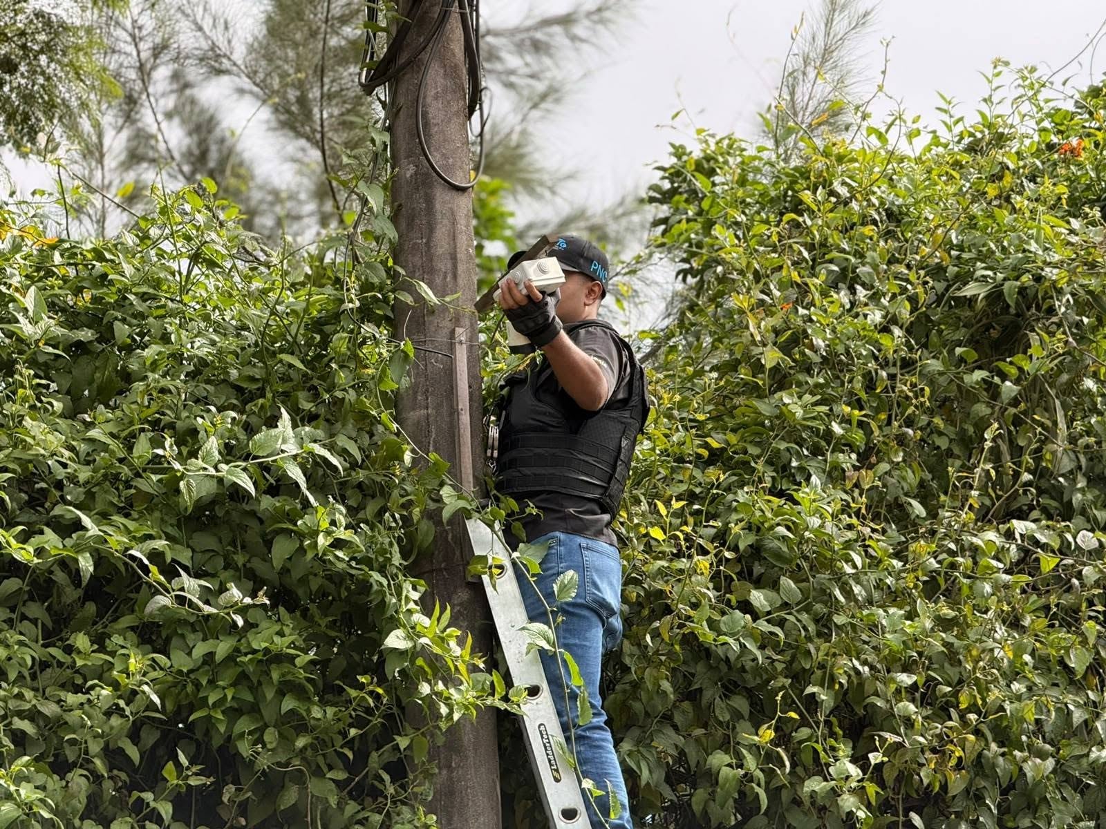 La Policía Nacional Civil retiró 14 cámaras ilegales de videovigilancia en las aldeas Cuchilla y El Carmen de Santa Catarina Pinula. (PNCdeGuatemala)