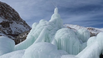 Un ingeniero indio construyó glaciares artificiales en el Himalaya y una década más tarde abastecen de agua a decenas de aldeas