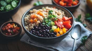 Imagen de bowl de quinoa con jitomate, pimientos y frijoles negros. Otras opciones: comida vegetariana, superalimento, plato balanceado, fuente de proteínas. - (Imagen Ilustrativa Infobae)