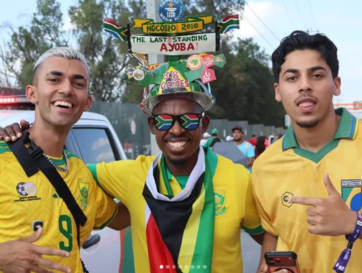Hinchas de la Selección de Sudáfrica en la previa del partido ante Corea del Sur - crédito @bafanabafanaofficial/Instagram