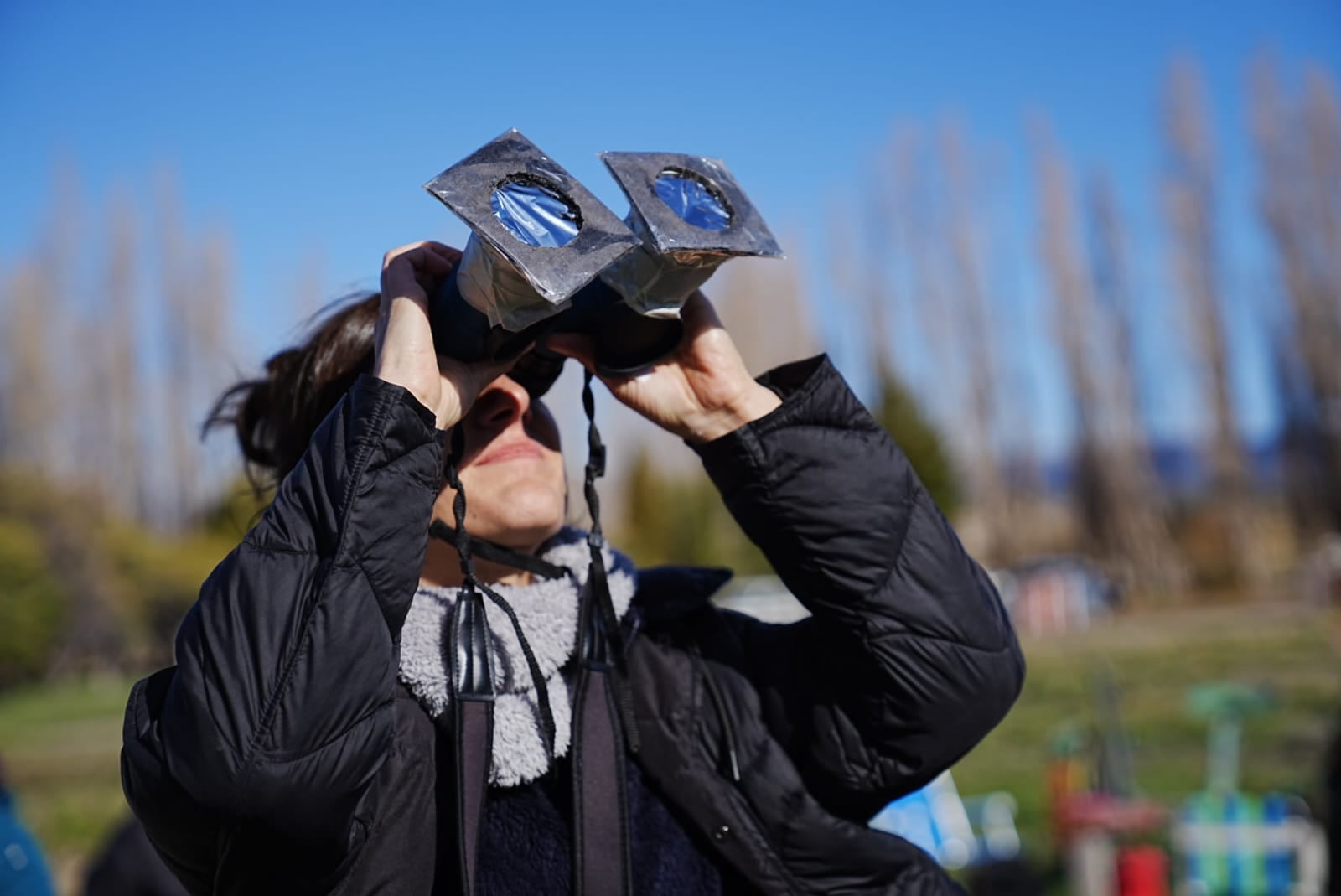 Un hombre un eclipse con un artefacto. (Archivo)