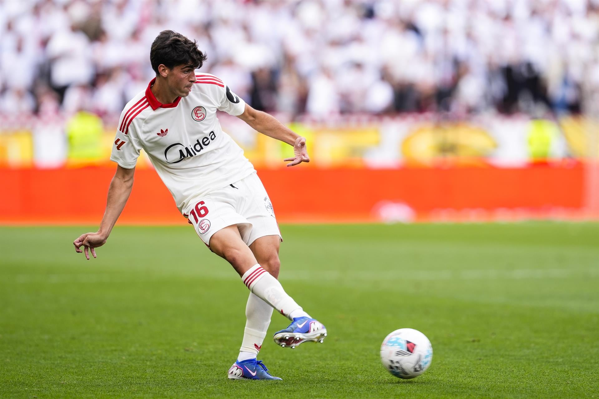El defensa Juanlu Sánchez deja el Sevilla y firma por el Bournemouth