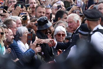 El rey Carlos de Gran Bretaña se reúne con miembros del público fuera del Palacio de Buckingham, tras el fallecimiento de la reina Isabel II (REUTERS/Henry Nicholls)
