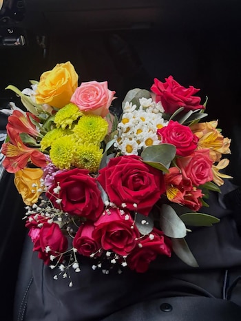En su texto, Macarena Brandoni escribió sobre los dos ramos de flores que le regaló a su abuelo y que, al unirse, formaron un corazón