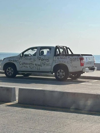 Pintan camioneta de infiel en