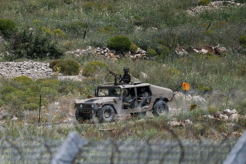Un vehículo militar israelí es visto cerca de la frontera entre los Altos del Golán ocupados por Israel y Siria. REUTERS/Shir Torem
