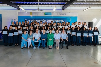 Jóvenes beneficiarios de becas posan junto a autoridades de la Fundación durante una ceremonia de entrega de diplomas, como parte del programa educativo que impulsa la excelencia y la inclusión en El Salvador (Cortesía: Fundación Poma).