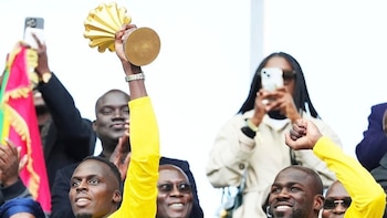 Referentes de Senegal exhiben el trofeo de la Copa Africana de Naciones. - Crédito: AFP