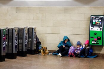 Para el gobierno de Ucrania estos ataques forman parte de una estrategia rusa de terror dirigida a infligir sufrimiento a la población civil. (REUTERS/Alina Smutko)