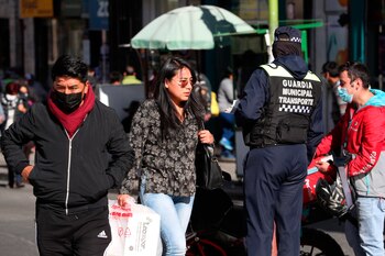 Ciudadanos bolivianos caminan por una
