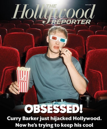 Primer plano de Curry Barker en una sala de cine, con gafas 3D y comiendo palomitas. Está sentado entre butacas rojas vacías