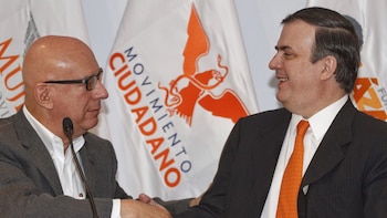 Marcelo Ebrard junto al líder