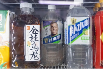 La imagen de Kylian Mbappé en una bebida expuesta en un supermercado chino. (Agencia Efe)