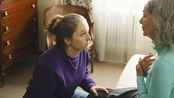 Cuidar a tu madre enferma de Alzheimer cuando tienes 18 años no es fácil: “Terminas disociándote, normalizas algo que no es normal”