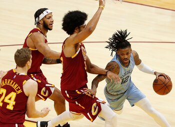 Ja Morant (d) de los