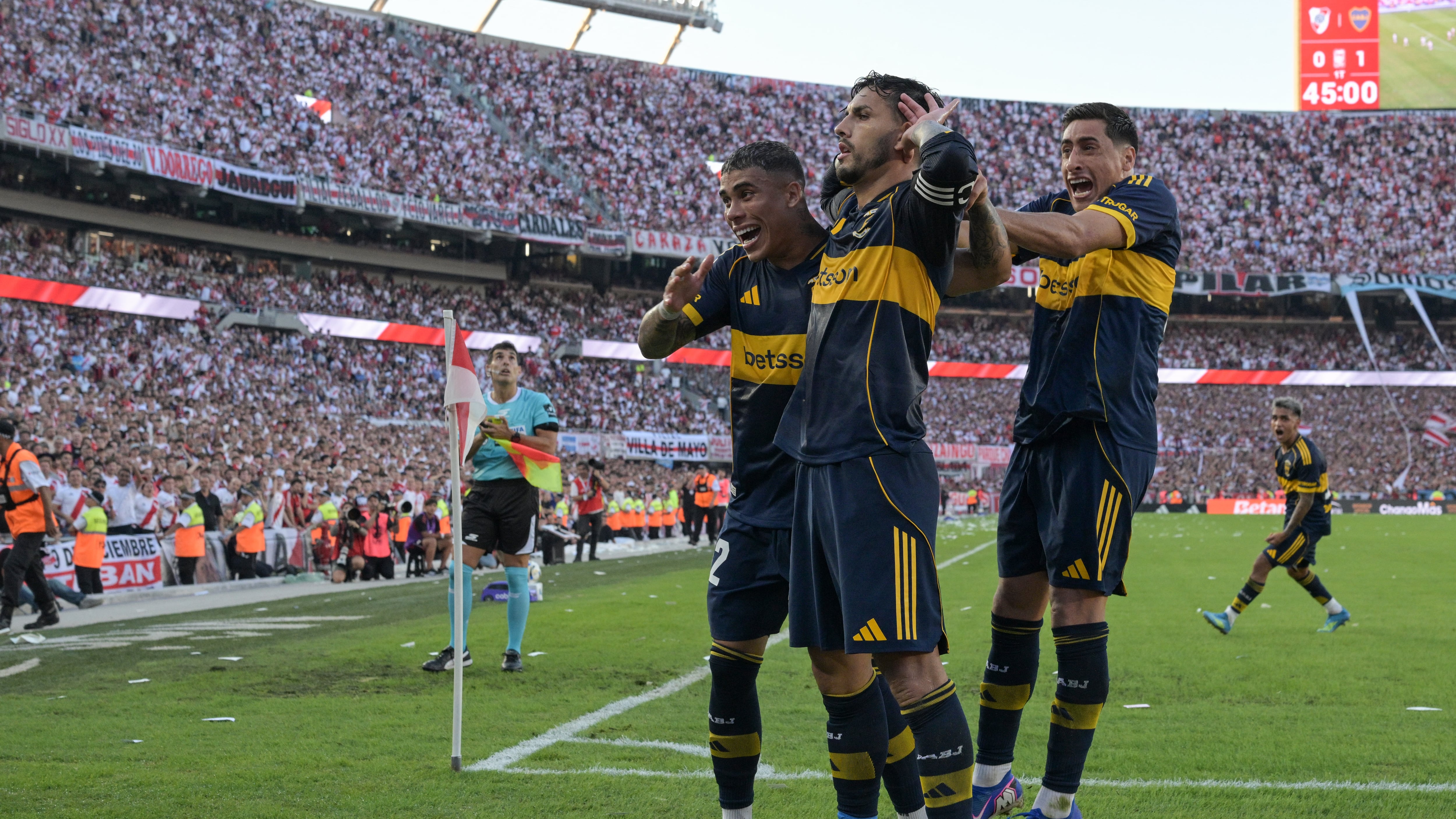 La foto de Paredes que será histórica: Topo Gigio frente a los hinchas de River (JUAN MABROMATA / AFP)