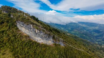 El sendero de 1.200 metros atraviesa una zona montañosa y está rodeado de flora y fauna nativa - crédito Canal Tro