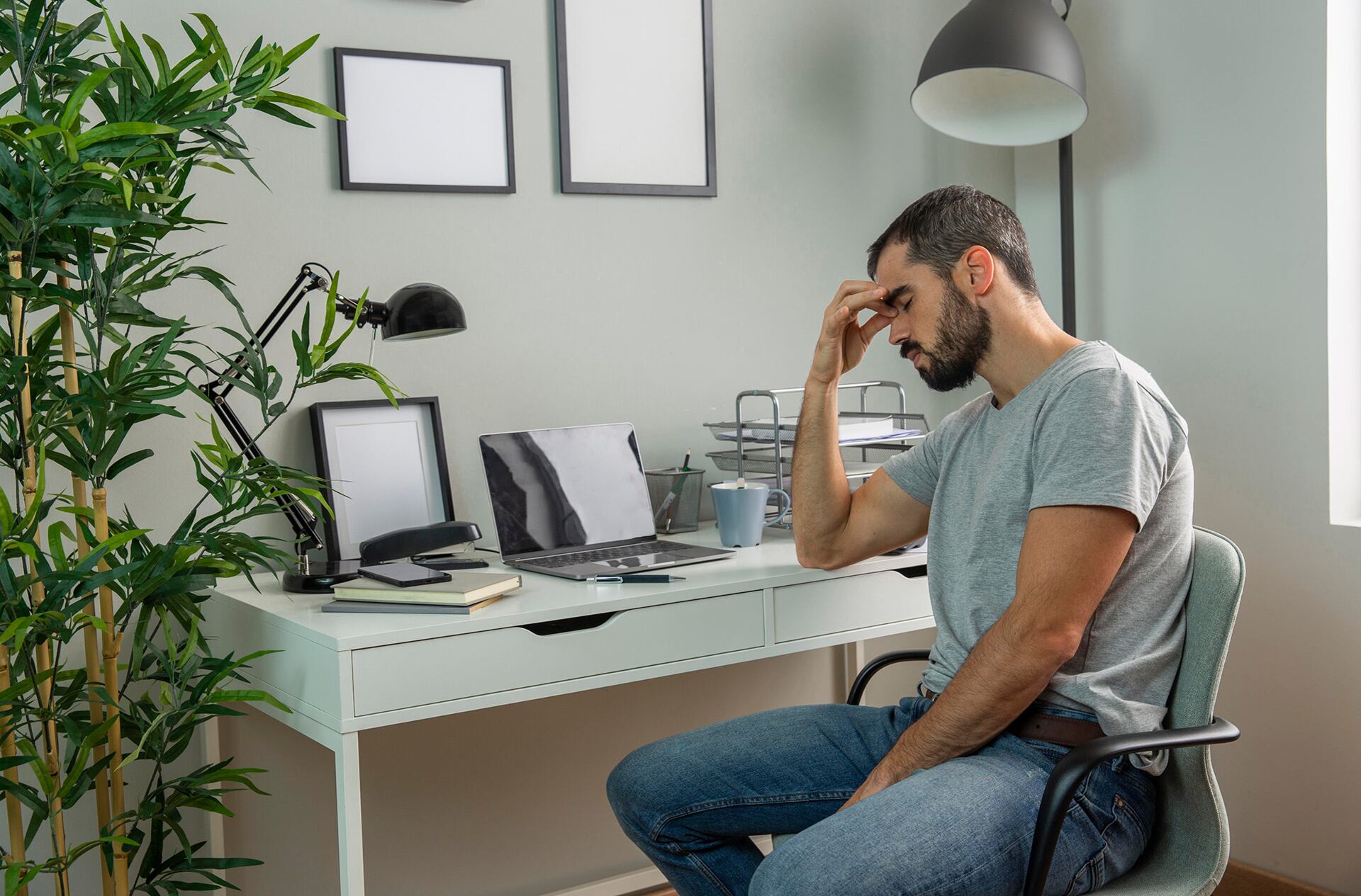 El síndrome del glúteo muerto afecta a quienes pasan largas horas sentados frente a una pantalla o al volante (Freepik)