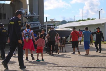 Por medio de una embarcación