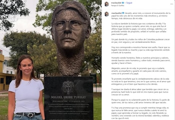 María Claudia Tarazona llevó a su hijo al monumento de Miguel Uribe Turbay y habló de su legado - crédito @maclaudiat/Instagram