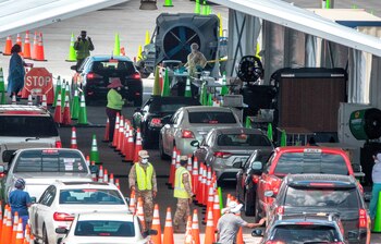 Miami-Dade, el condado más poblado de Florida, sigue siendo el epicentro de la enfermedad, con 290.363 casos registrados hasta ahora y 4.155 muertes. Este lunes añadió a su cuenta 2.057 casos confirmados y cinco decesos. EFE/EPA/CRISTOBAL HERRERA-ULASHKEVICH/Archivo