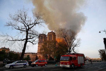 El cielo de París surcado por el humo del incendio de la catedral de Notre Dame (AP)