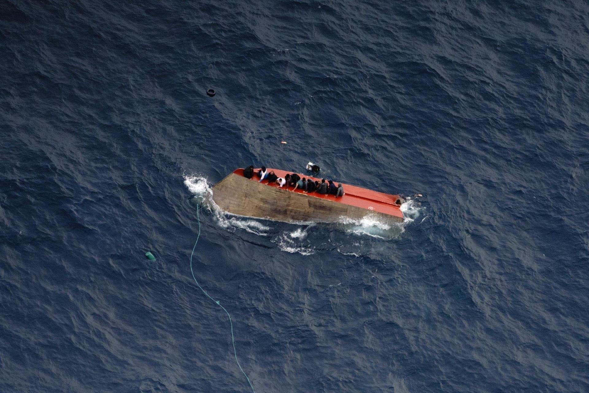 Imagen de un naufragio de un grupo de migrantes.