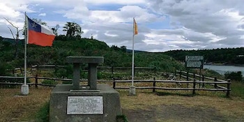 Puerto del Hambre, o Ciudad del Rey Don Felipe, fue el primer intento de colonización española en la Patagonia austral del siglo XVI (Wikipedia)