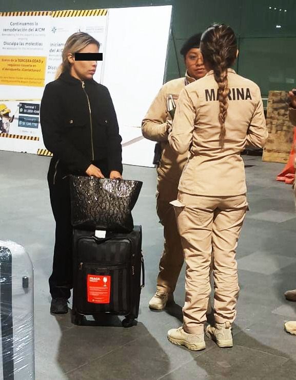 Autoridades aseguraron 14 frascos con clorhidrato de cocaína ocultos entre artículos de cuidado personal en el equipaje- crédito Secretaría de Marina México