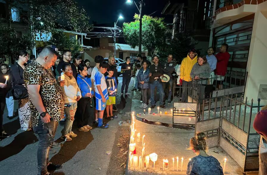 Vecinos y allegados realizaron una velatón en San Antonio de Pereira, Rionegro, en memoria de Jaime Esteban Rendón Rincón, funcionario de la Alcaldía asesinado el 29 de agosto - crédito Alcaldía de Rionegro