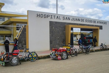 Joven enfermera se debate entre