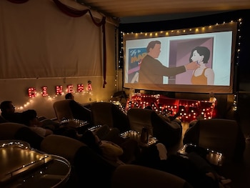 La cadena internacional Rooftop Cinema Club confirmó su desembarco en Chicago con una propuesta de cine al aire libre en el corazón de Fulton Market. Foto: Instagram @rooftop_cinema_club_