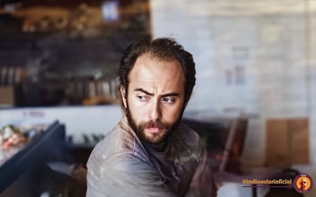 Primer plano del Indio Solari, un hombre con barba y pelo oscuro, mirando hacia su derecha con una expresión seria, sobre un fondo borroso