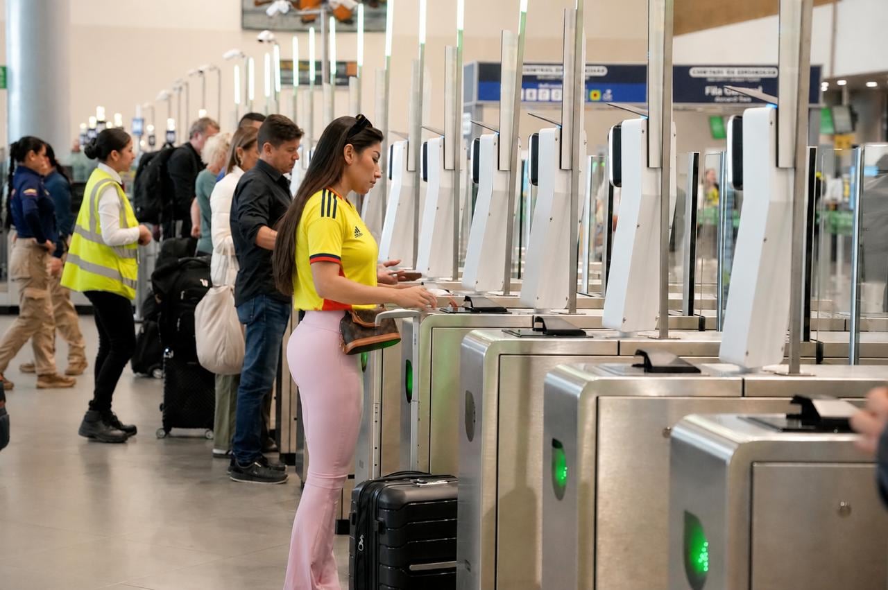 El aeropuerto El Dorado de Bogotá concentró la mayor proporción del tráfico aéreo nacional durante el primer semestre de 2026 - crédito ANI