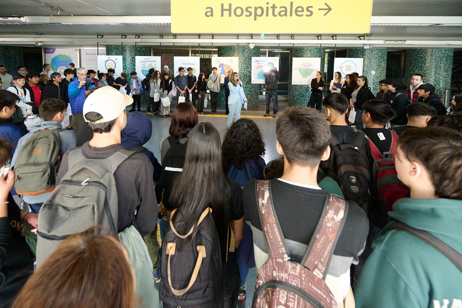 Mariana Giacumbo, directora de Relaciones Institucionales y Medios de Emova, destacó el vínculo entre la empresa y la comunidad