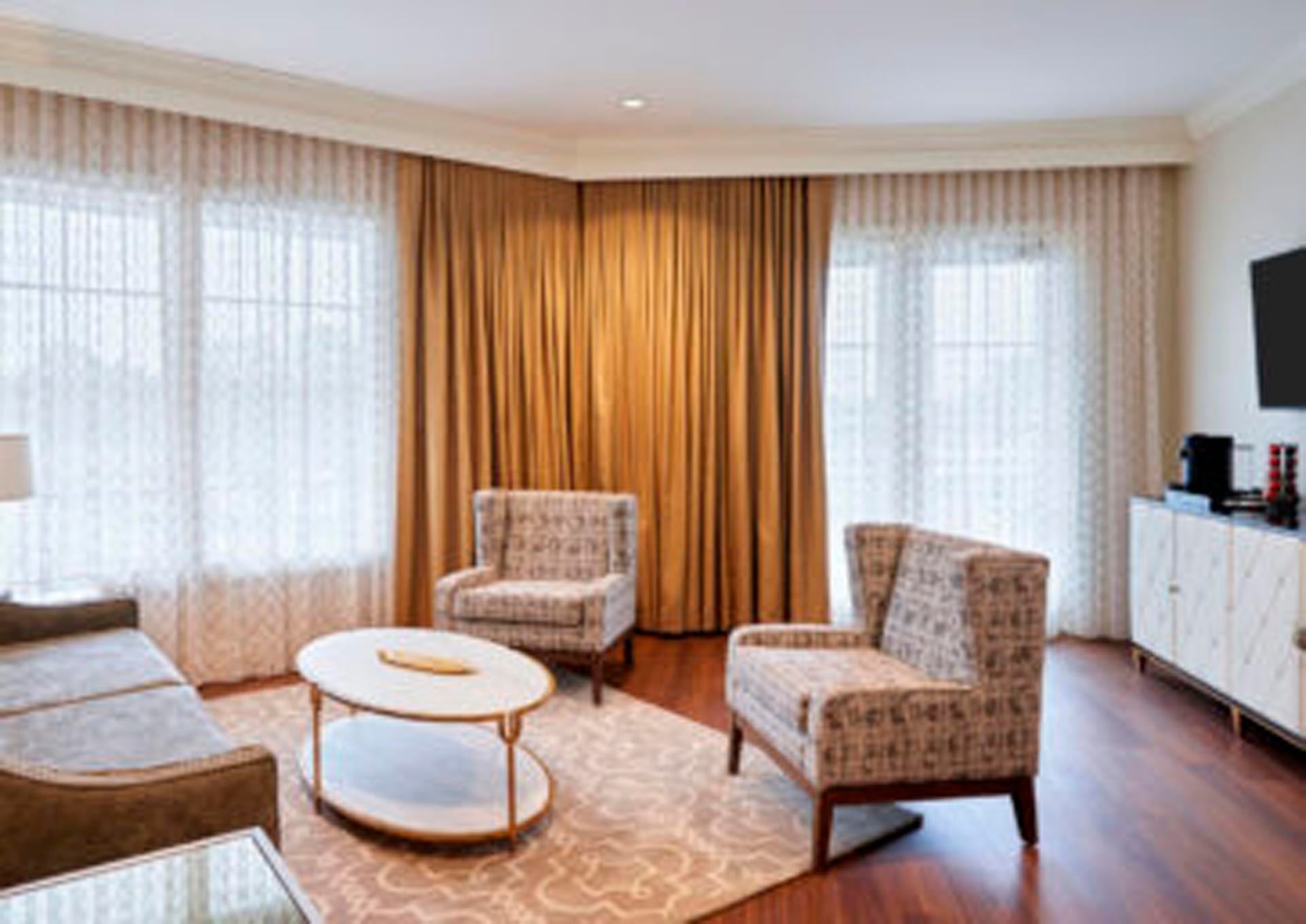 El lujoso salón del hotel The Inn at Meadowbrook, elegido como sede para la concentración de la selección de Inglaterra de cara al Mundial 2026, ofrece un espacio de confort y privacidad.