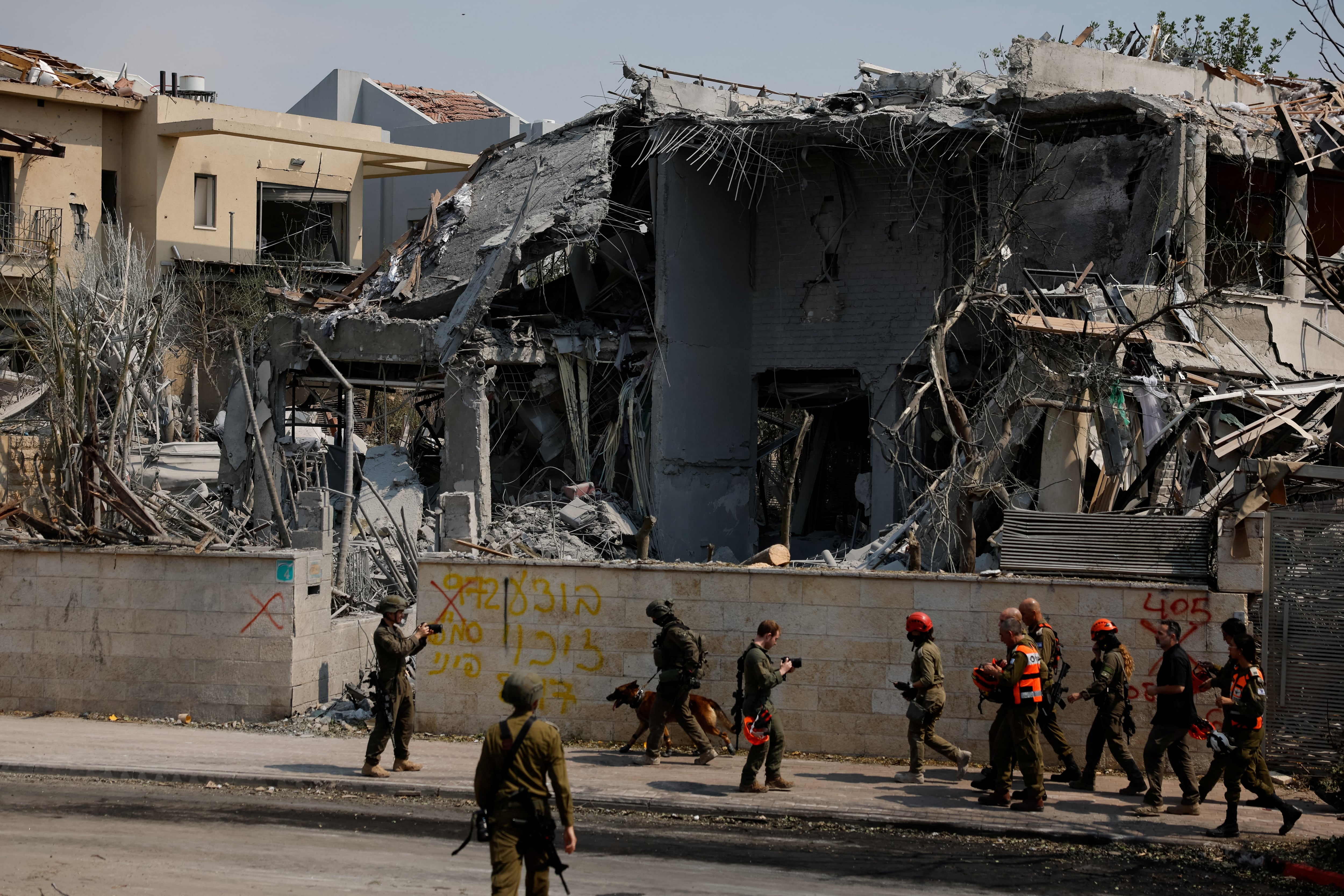 Miembros de las fuerzas de seguridad israelíes trabajan en un lugar de impacto tras el ataque de Irán contra Israel, en medio del conflicto entre Irán e Israel, en Nes Ziona, Israel, el 22 de junio de 2025. REUTERS/Ammar Awad