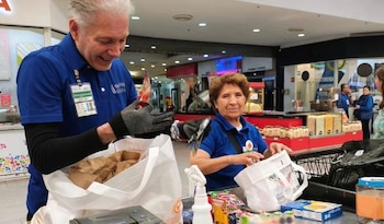 En la modalidad de empacadoras, no existe relación laboral entre la persona adulta mayor y la tienda de autoservicio. (Imagen Ilustrativa Gobierno de México)