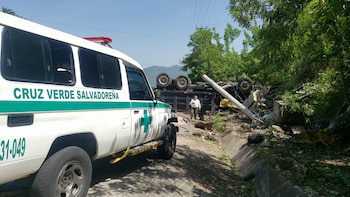 El conductor de una volqueta murió tras perder el control del vehículo y volcar en el kilómetro 7 y medio del bulevar Constitución, en Apopa, San Salvador Oeste. (Foto cortesía Cruz Verde)