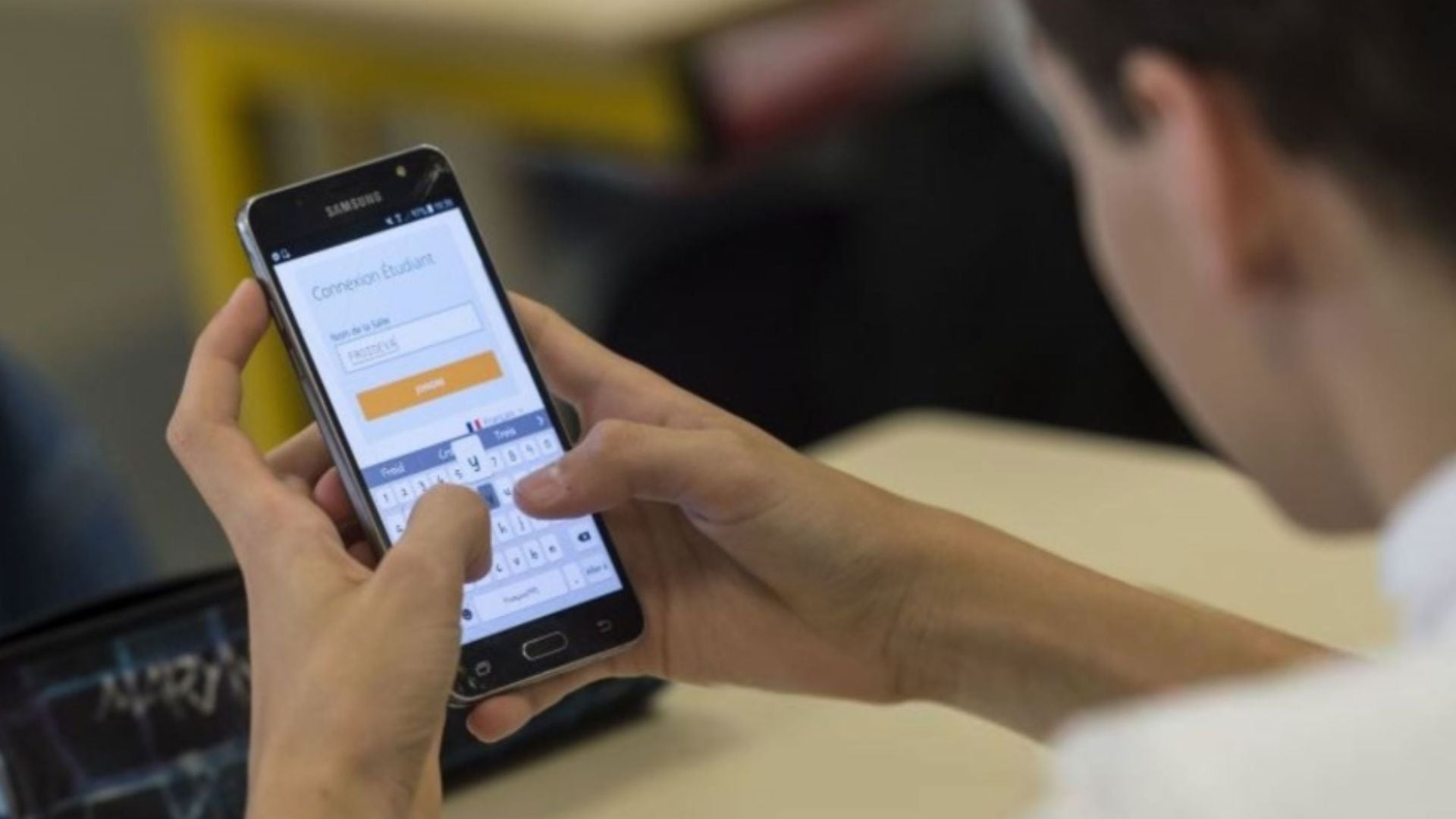 Por qué cada vez más escuelas de EEUU restringen el uso de celulares en clases: el impacto en la conducta y el rendimiento