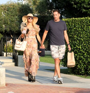 Celebrities-en-un-clic-Paris-Hilton-y-su-novio-30092020