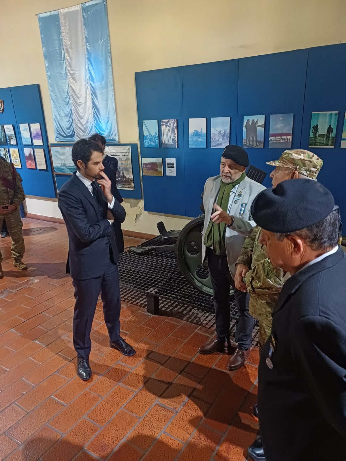 El embajador se mostró interesado en conocer la tarea de concientización que llevan adelante los veteranos de guerra