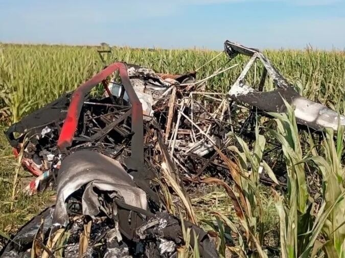 Así quedó la avioneta tras caer al vacío en un campo