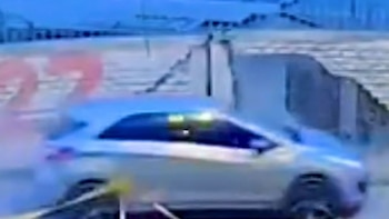 Una zona próxima a las aulas quedó sin protección debido a la caída de la estructura, mientras otro tramo cercano al patio presenta señales de debilitamiento - Créditos: Captura de pantalla de Panamericana TV.