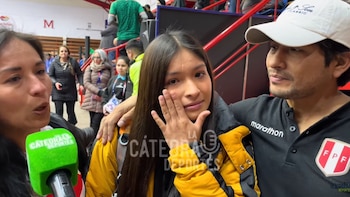 Vannia Adrianzén, líbero de la selección peruana, emocionada hasta las lágrimas junto a sus padres en el Mundial Sub 17 de Vóley