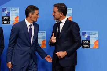 FOTO ARCHIVO. El secretario general de la Organización del Tratado del Atlántico Norte (OTAN), Mark Rutte (d), recibe al presidente del Gobierno de España, Pedro Sánchez (i). EFE/ J.J. Guillén