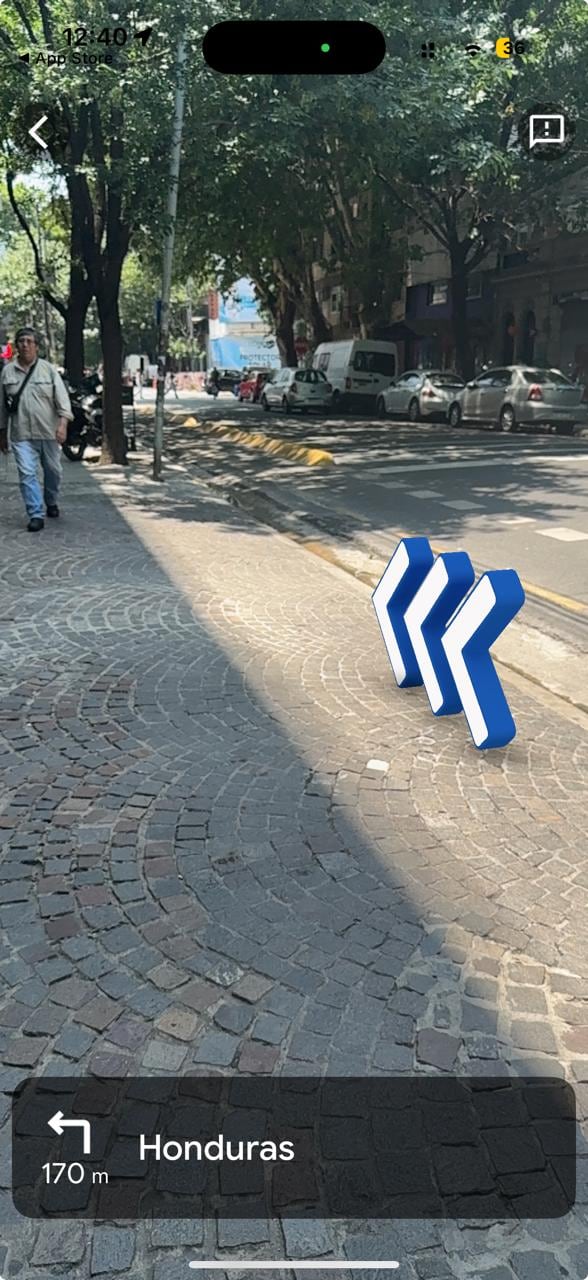 Luego, con el móvil en la mano, basta con levantar el dispositivo para que aparezca una flecha en la pantalla