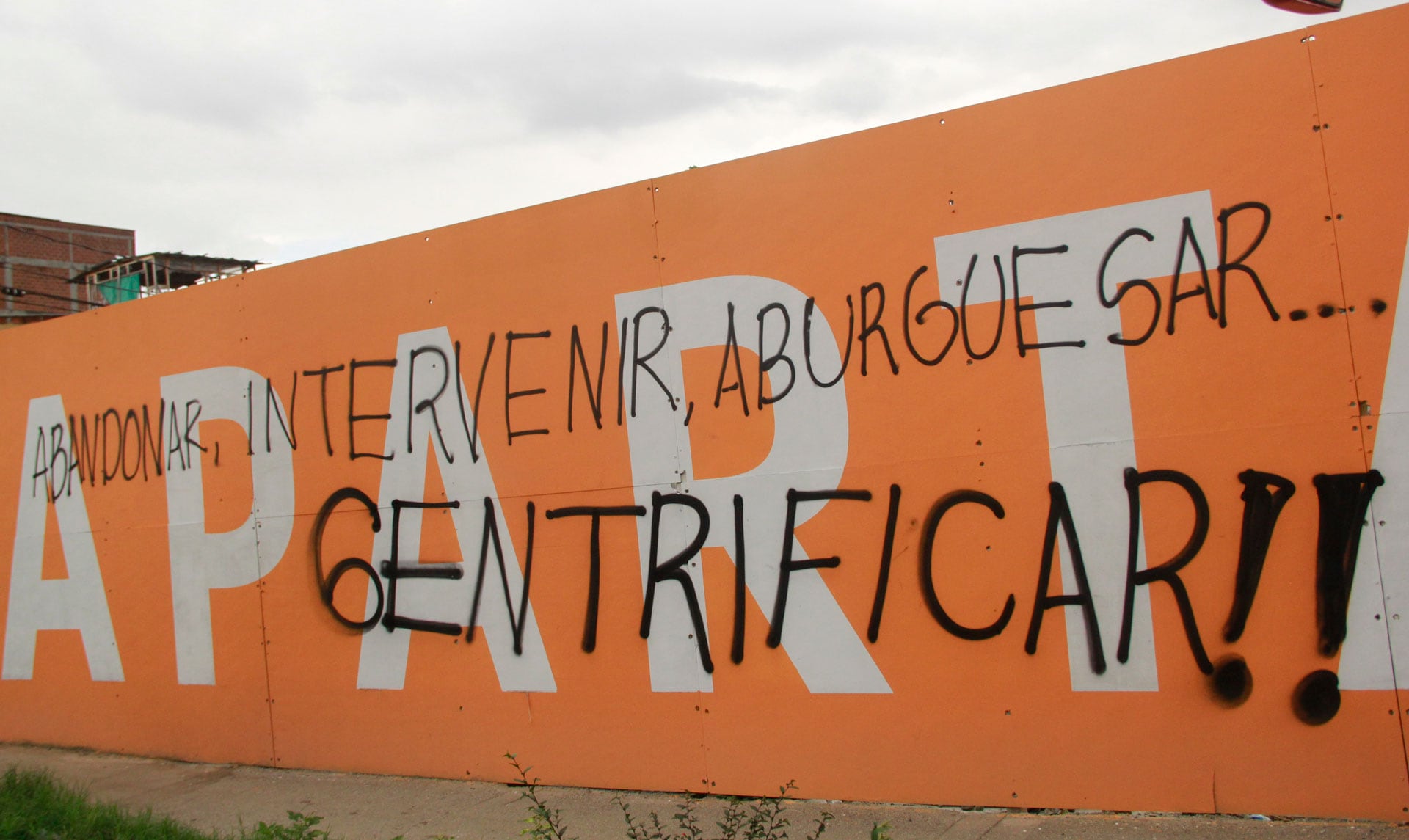 Mural que el relato típico de la gentrificación, sus pasos: abandonar, intervenir, aburguesar, que es un término que se utiliza en algunos países en lugar de gentrificar. (Geoactivismo.org)