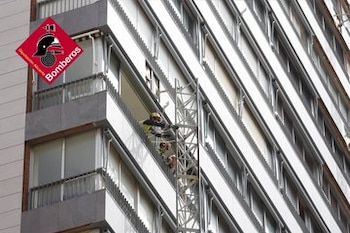 Dos trabajadores mueren en Benidorm tras desplomarse el andamio que se encontraban desmontando (X/Consorcio Provincial de Bomberos Alicante)